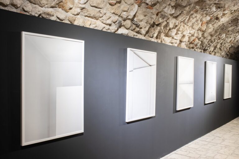 Wystawa „Open Space & Sound” w Galerii Pałacu Potockich w Krakowie - zdjęcia z cyklu „Introwersja”, autorstwa Marianny Kulesza